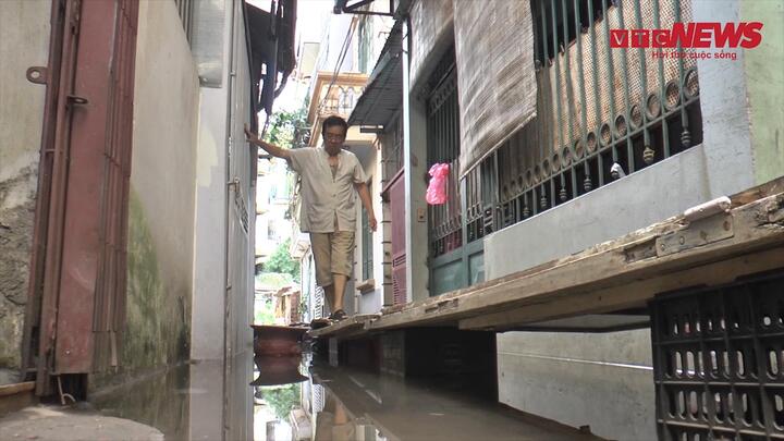 Video: Ngập úng cả tuần, người dân Thủ đô bắc 'cầu khỉ' vào nhà