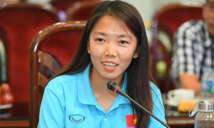 Tiền đạo Huỳnh Như khổ tâm vì bị giục lấy chồng