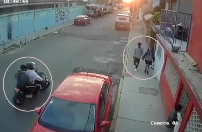 Vứt bạn gái lại cho lũ cướp, chàng trai chạy trốn một mình 