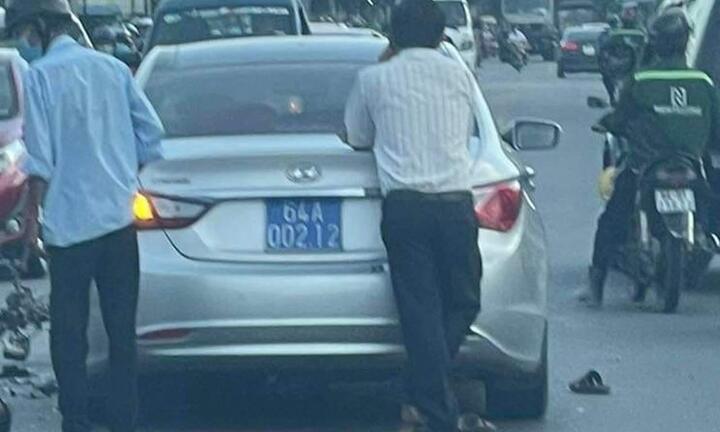 Vĩnh Long: Ô tô biển xanh va chạm xe máy, một người chết