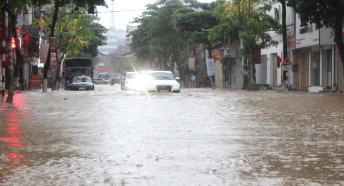 Ảnh: Thành phố Sơn La ngập nặng sau mưa lớn, xe cộ 'bơi' trong biển nước