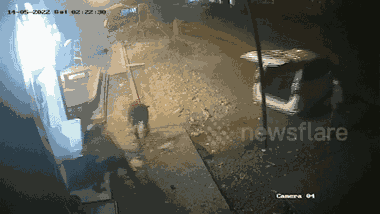 Video: Băng cướp dùng ô tô kéo sập cây ATM 