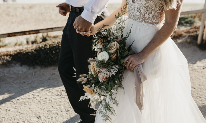 Những người Mỹ cháy túi, nợ nần vì phải đi ăn cưới liên tục