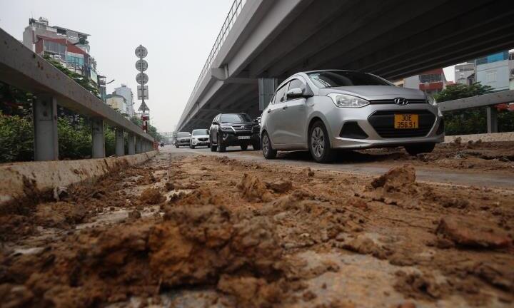 Hà Nội: Truy tìm xe tải làm rơi bùn đất ngập đường dẫn lên Vành đai 3 trên cao
