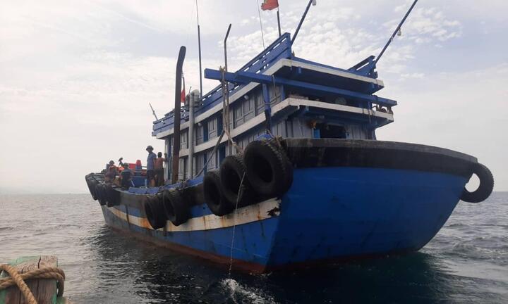 Video: Vây bắt 2 tàu giã cào khai thác tận diệt hải sản