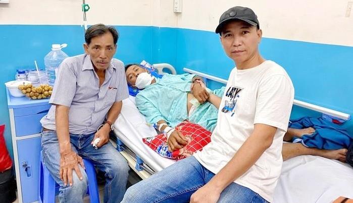 Nghệ sĩ Thương Tín trông hốc hác khi đi thăm đồng nghiệp nằm viện
