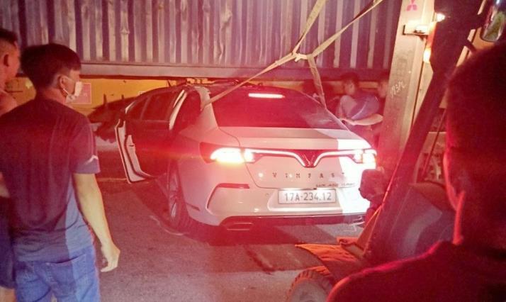 Ô tô con va chạm xe đầu kéo ở Thái Bình, 4 người thương vong