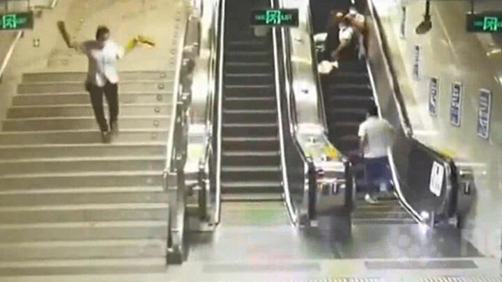 Video: Giải cứu cặp đôi ngã thang cuốn, người lao công té chúi nhũi