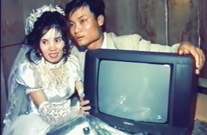 Xuýt xoa màn khui quà cưới cực xịn thời xưa, nhìn là thấy cả một bầu trời kí ức