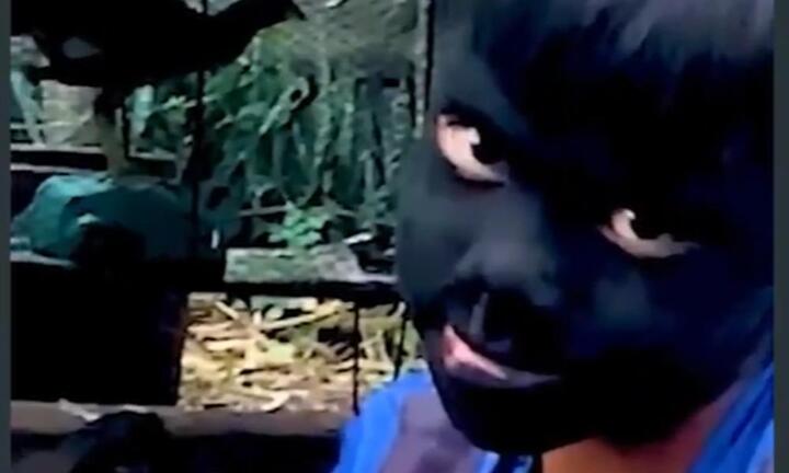 Chết cười xem 2 cậu bé chơi trò quẹt nhọ nồi lên mặt