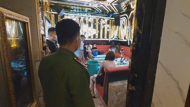 Quản lý quán karaoke ở Buôn Ma Thuột điều nhân viên đi bán dâm cho khách