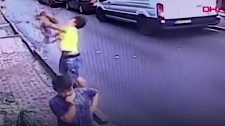 Video: Nam thanh niên đỡ bé gái rơi từ tầng 2 chung cư xuống đất