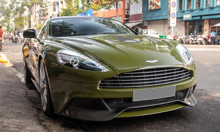 Aston Martin Vanquish màu xanh lạ mắt tại TP.HCM