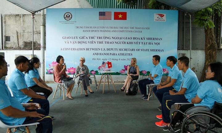 Thứ trưởng Ngoại giao Mỹ thăm và giao lưu với các VĐV khuyết tật Hà Nội