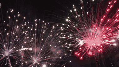 Video: Mãn nhãn màn pháo hoa rực sáng trên bầu trời Hà Tĩnh