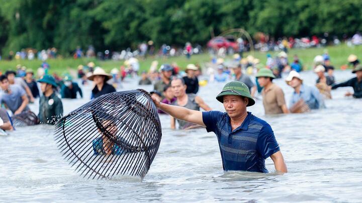 Video: Độc đáo lễ hội bắt cá cầu may ở Hà Tĩnh
