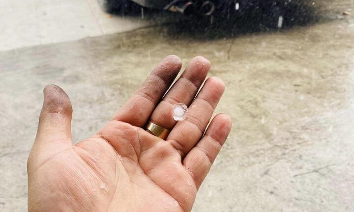 TP.HCM xuất hiện mưa đá giữa trưa
