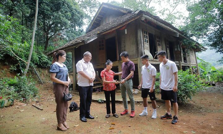 Hòa Bình FC dâng hương tại tượng đài Bác Hồ, cùng đi thiện nguyện