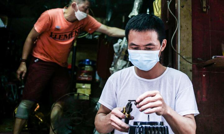 Ảnh: Người 'hồi sinh' những chiếc quạt cổ có niên đại cả trăm năm