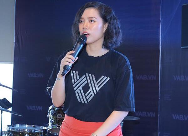 Ca sĩ Tăng Ngân Hà lập 'sàn giao dịch điện tử' cho giới showbiz