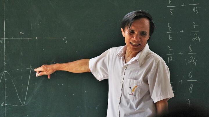 Video: Lớp học đặc biệt của người đàn ông khuyết tật ở Hà Tĩnh