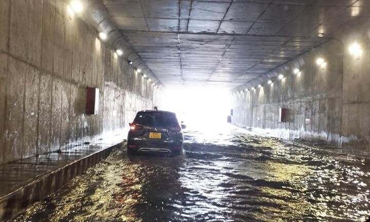 TP.HCM: Hầm chui An Sương ngập hơn nửa bánh ô tô