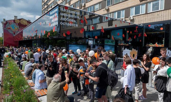 Người Nga đổ xô đến cửa hàng thức ăn nhanh thay thế McDonald's