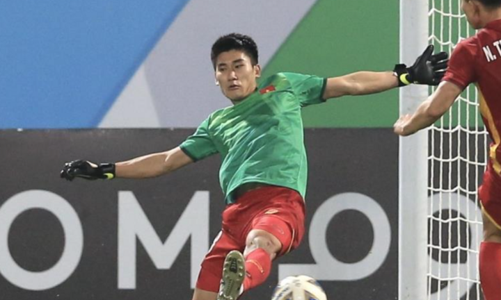 Nhâm Mạnh Dũng làm thủ môn: 'Tình thế bắt buộc nên phải chấp nhận'