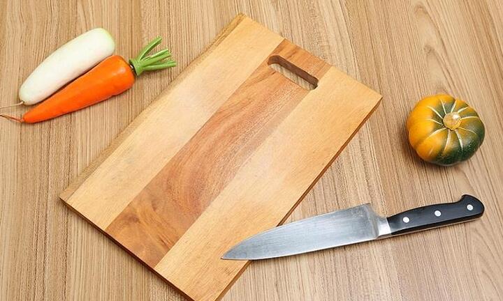 Vì sao trên mọi chiếc thớt đều có lỗ khuyết lớn?