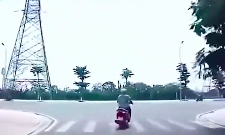 Tài xế hú hồn với kiểu xi nhan 'dương đông kích tây'