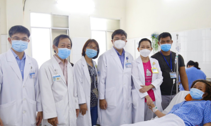 Hi hữu thai làm tổ ở góc lá gan