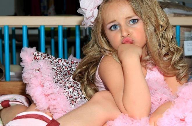 Hoa hậu nhí Mỹ thành triệu phú khi 6 tuổi sống thế nào ở tuổi 15?