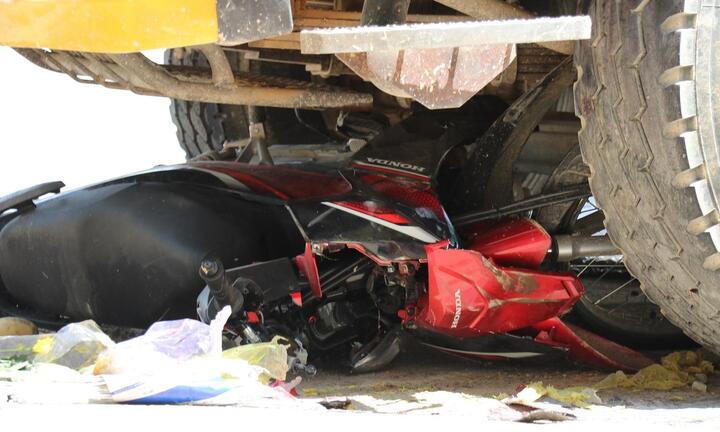 Hai mẹ con thương vong khi va chạm với xe tải