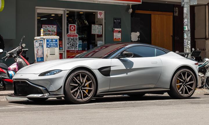 Aston Martin V8 Vantage hàng hiếm được làm mới ngoại thất tại TP.HCM