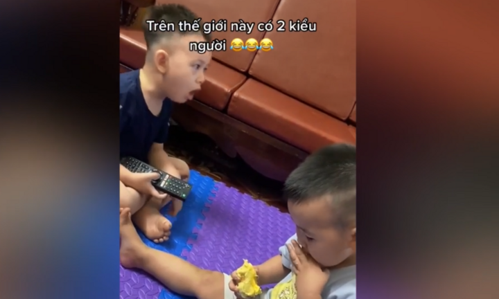 Cậu bé buồn nôn khi nhìn em trai ăn sầu riêng