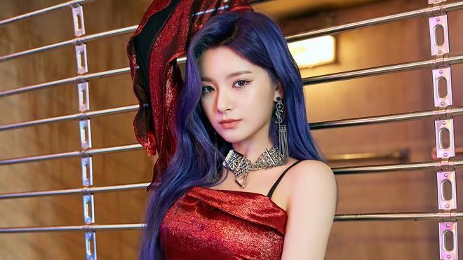 Không chịu quỳ lạy người hâm mộ, nữ ca sĩ bị tẩy chay 