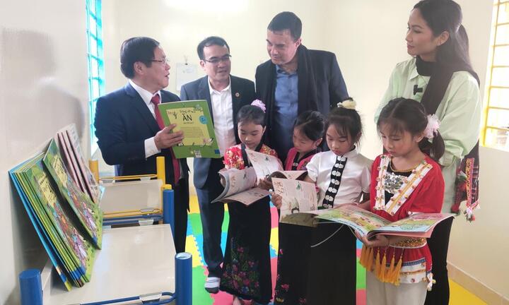 Video: Hoa hậu H’Hen Niê trao tặng thư viện container cho học sinh ở Lai Châu