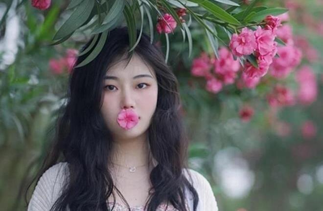 Nữ sinh suýt chết khi ngậm hoa độc để 'sống ảo'