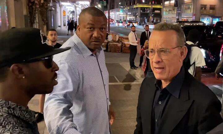 Tom Hanks tức giận hét lên khi vợ bị tấn công