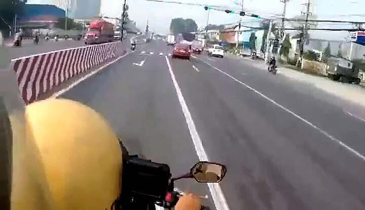 Video: CSGT truy bắt tên trộm bỏ chạy hơn 20 km bằng ô tô