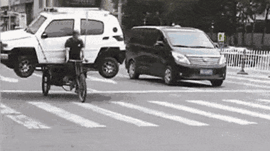 Video: Giật mình chứng kiến cảnh xe đạp 3 bánh vận chuyển ô tô trên phố