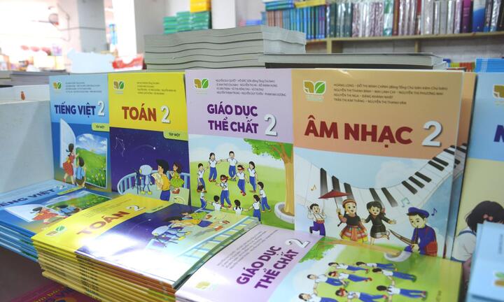 Phụ huynh bức xúc vì vẫn phải mua sách giáo khoa kèm sách tham khảo