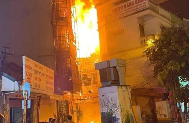 Lửa bốc lên ngùn ngụt từ căn nhà 4 tầng ở Hà Nội