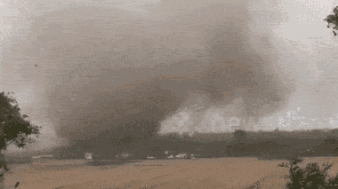 Video: Lốc xoáy khổng lồ xé toạc ngôi nhà trong tích tắc