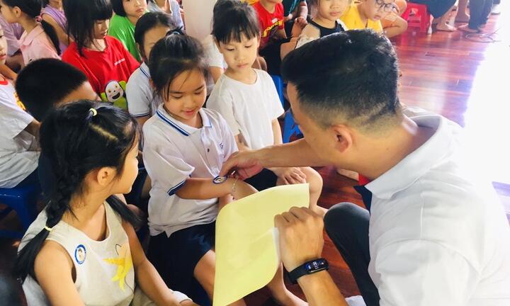 Học sinh Hà Nội hào hứng tập làm phóng viên ngày 21/6