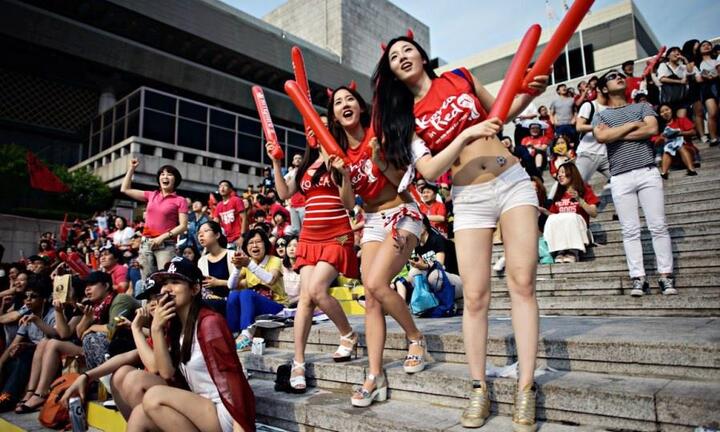 CĐV nữ bị hạn chế mặc gợi cảm tại World Cup 2022