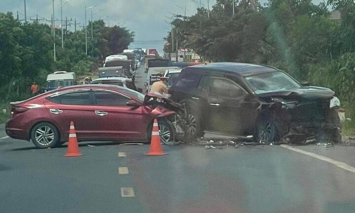 Hai ô tô tông nhau trên quốc lộ, 9 người bị thương nặng