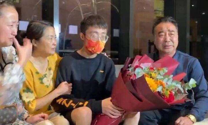 Cậu bé tìm được bố mẹ sau 25 năm bị bắt cóc, sự thật phía sau càng bất ngờ hơn