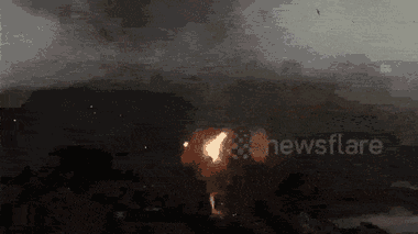 Video: Lốc xoáy gây chập điện, xé toạc nhiều mái nhà