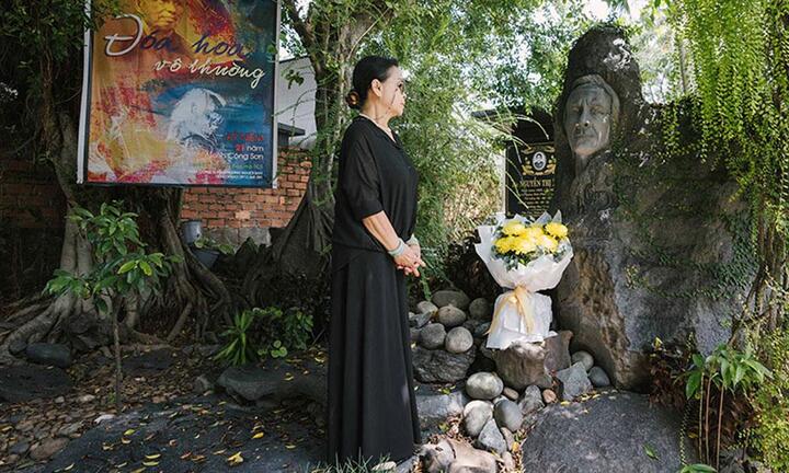 Danh ca Khánh Ly trầm tư bên mộ nhạc sĩ Trịnh Công Sơn